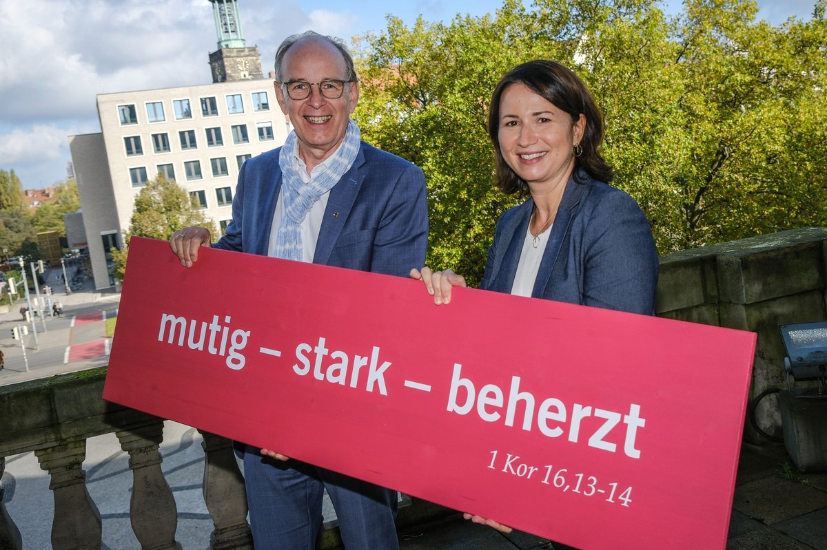 Logo des Kirchentags mit Anja Siegesmund und Ralf Meister
